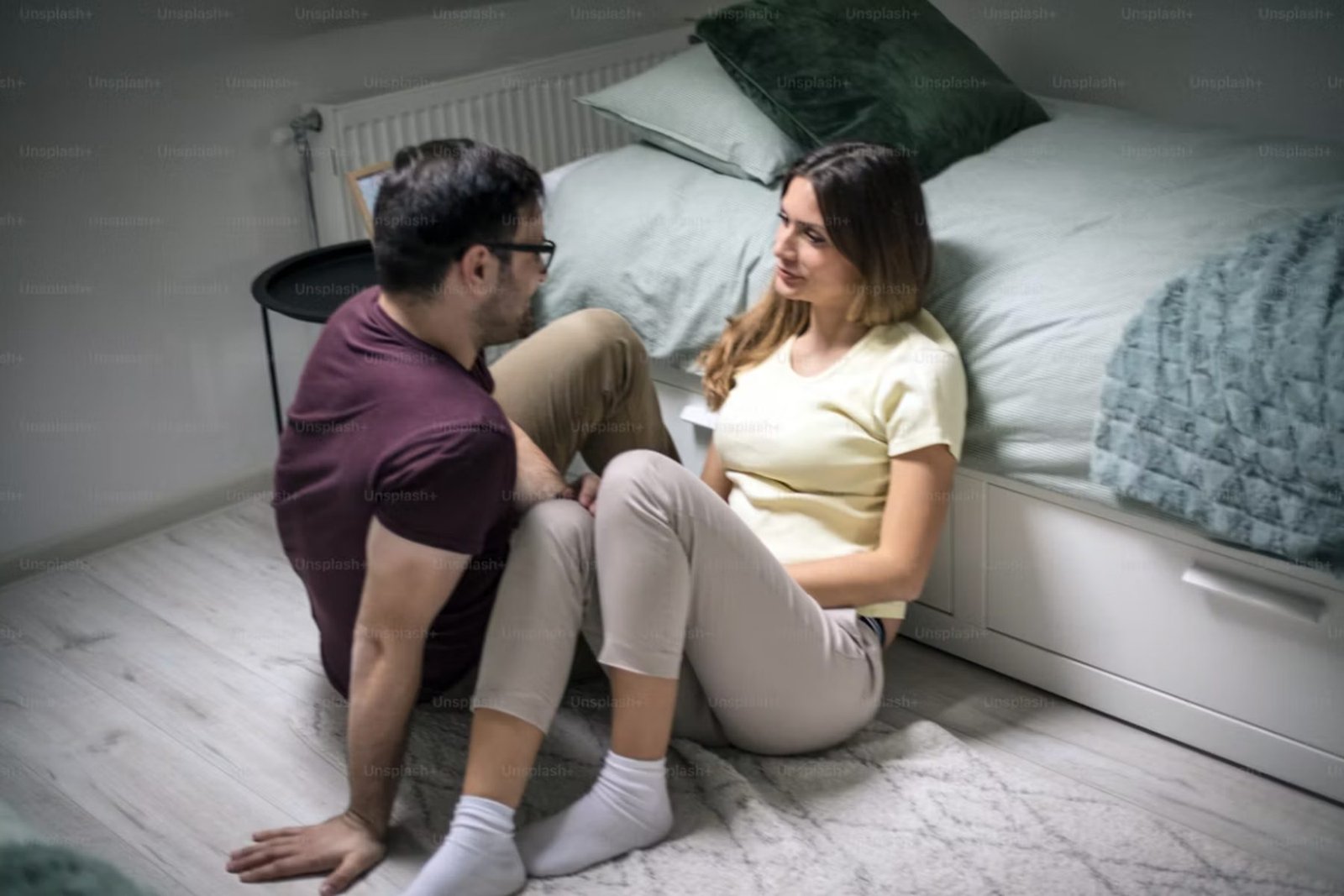 Una pareja conversando con calma