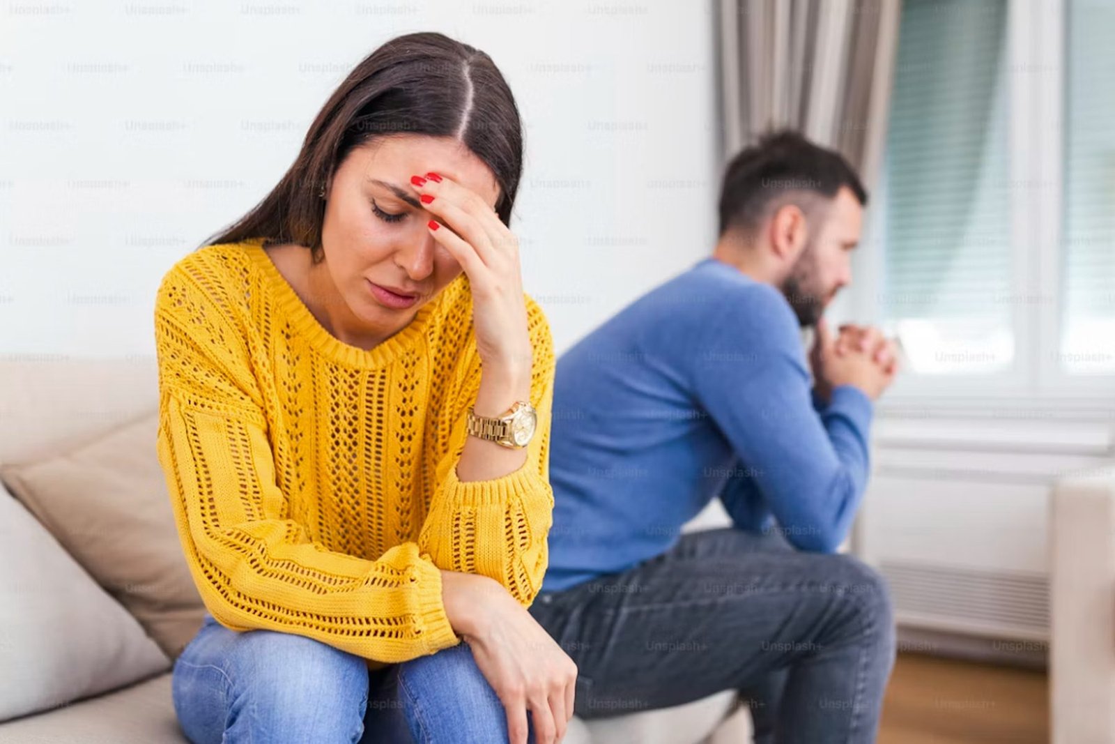 Una pareja sentada de espaldas