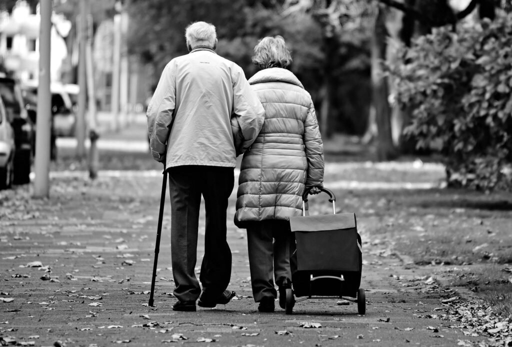 Una pareja sosteniéndose