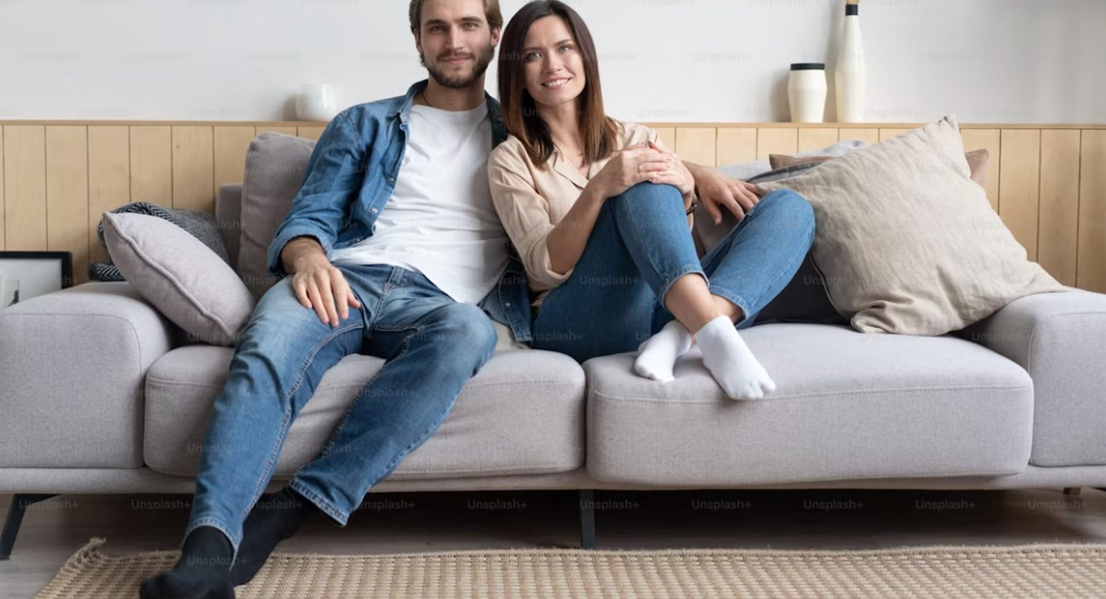 Una pareja sonriendo en el sofá