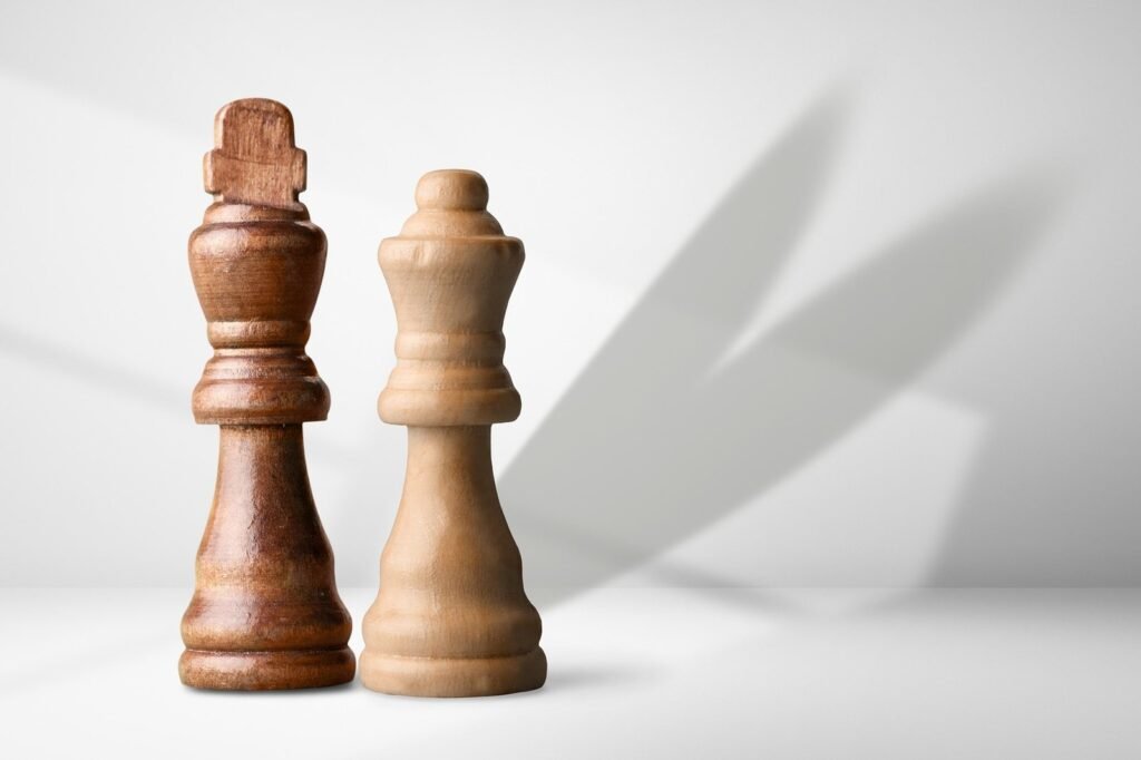 Piezas de ajedrez sobre un tablero